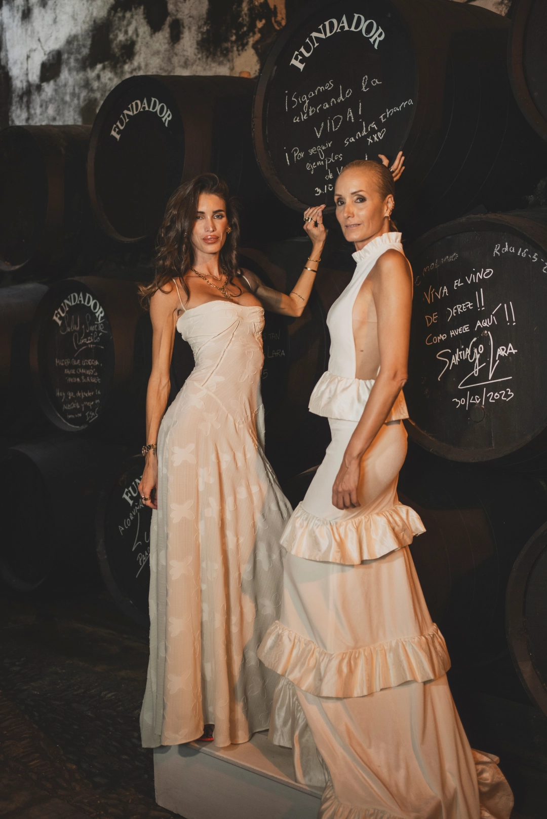 Foto de Marta López de Álamo y Sandra Ibarra con las barricas