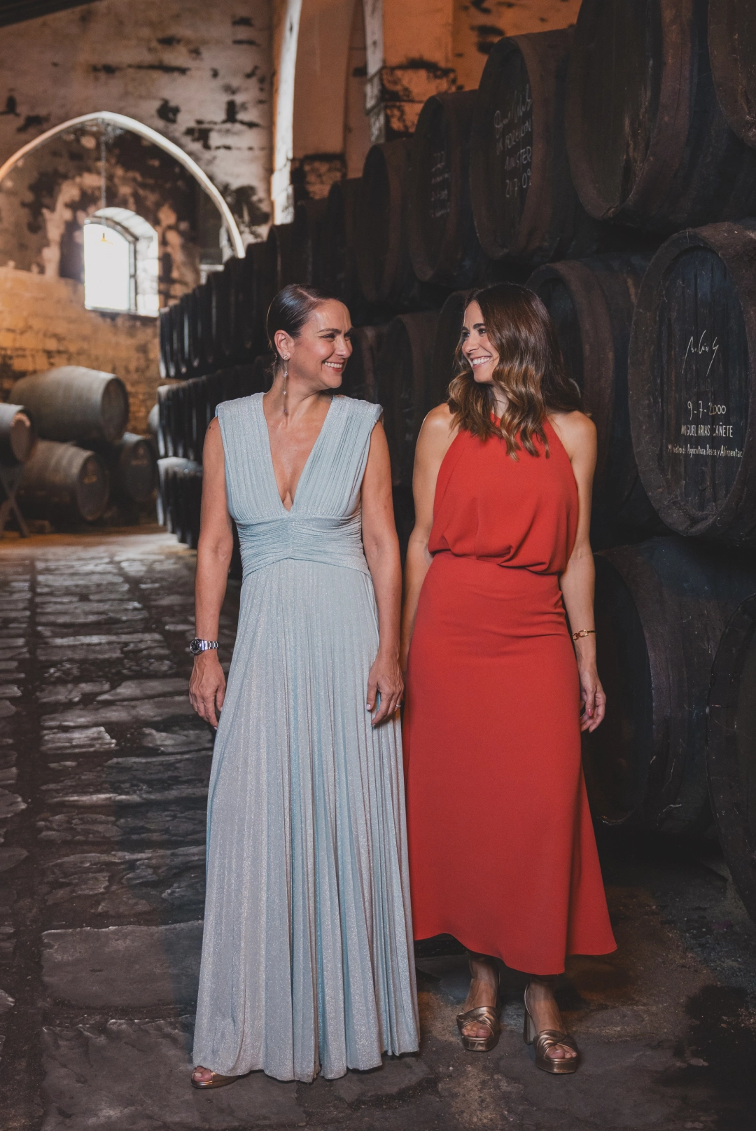 Foto de Ainhara Viñarás y Ana Núñez-Milara con las barricas