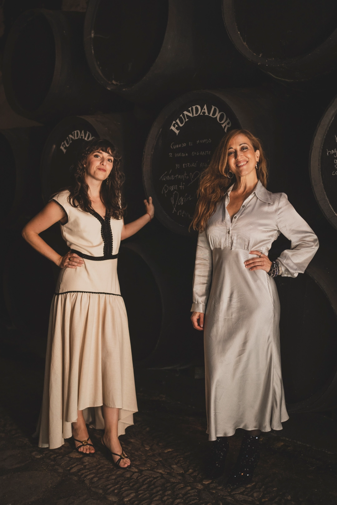 Foto de Sandra Merino y Nena Daconte con las barricas