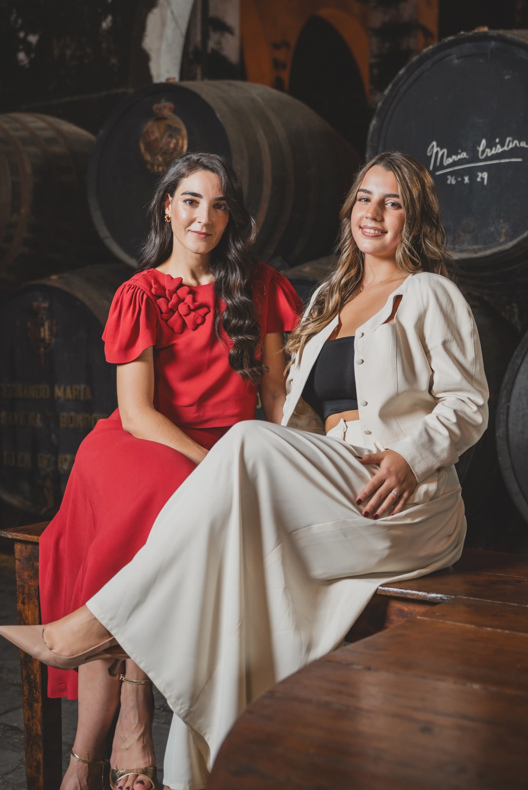 Foto de Leonor Lavado y Carol Coria con las barricas