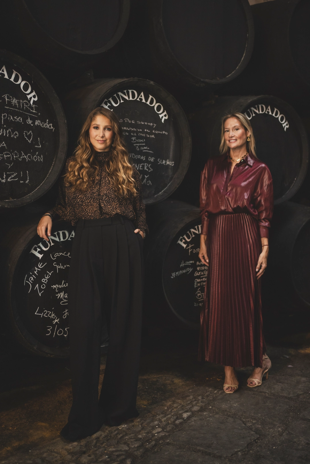 Foto de Julia Espona y Fiona Ferrer con las barricas