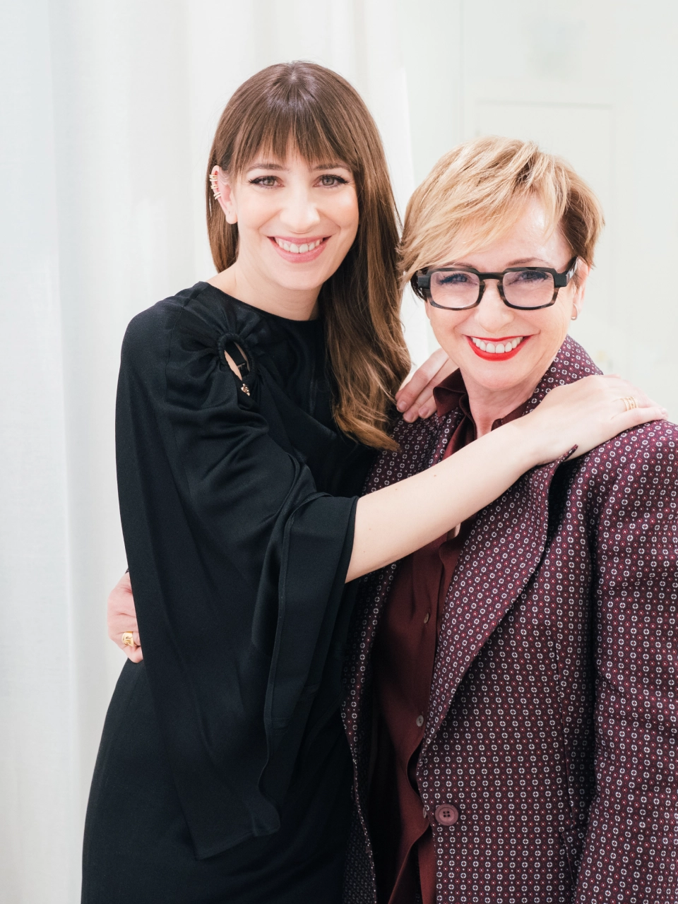 Foto de Isabel Sanchis y Paula Maiques con los looks dos