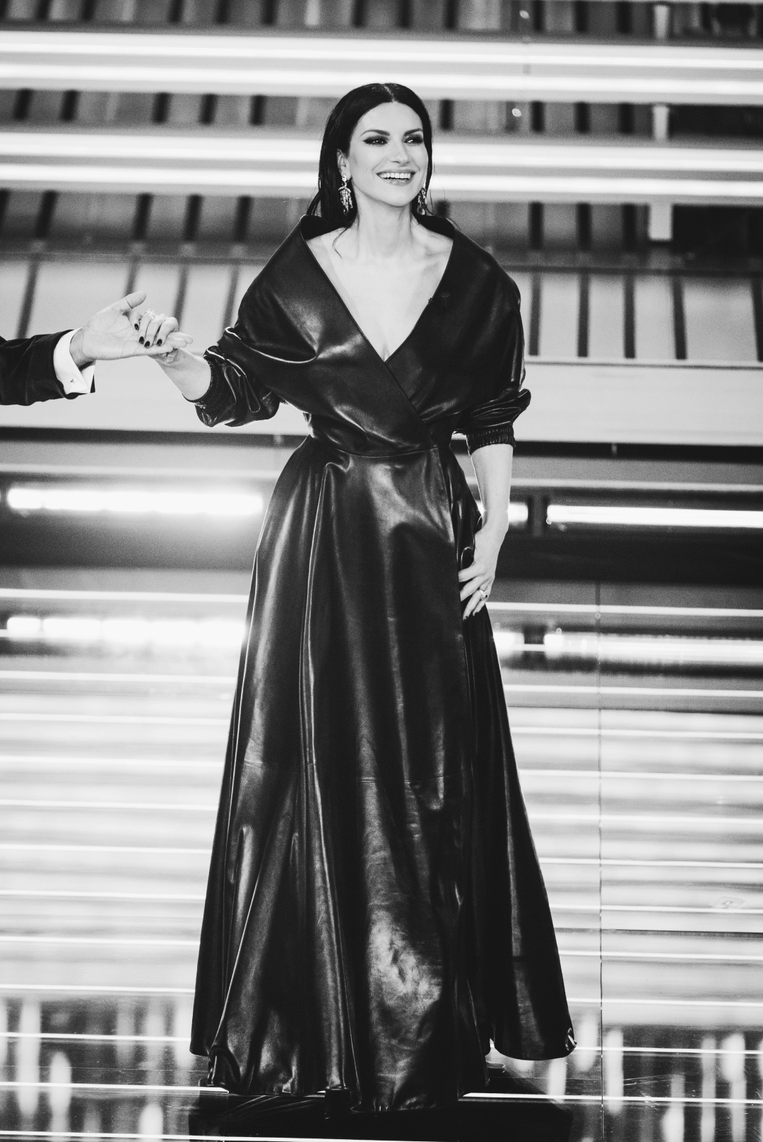 Laura Pausini en San Remo con un vestido de Balenciaga