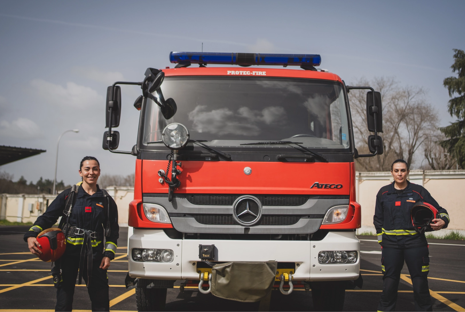 Celia Morante y Ana Rocío Arriola, bomberas de la Guardia Real