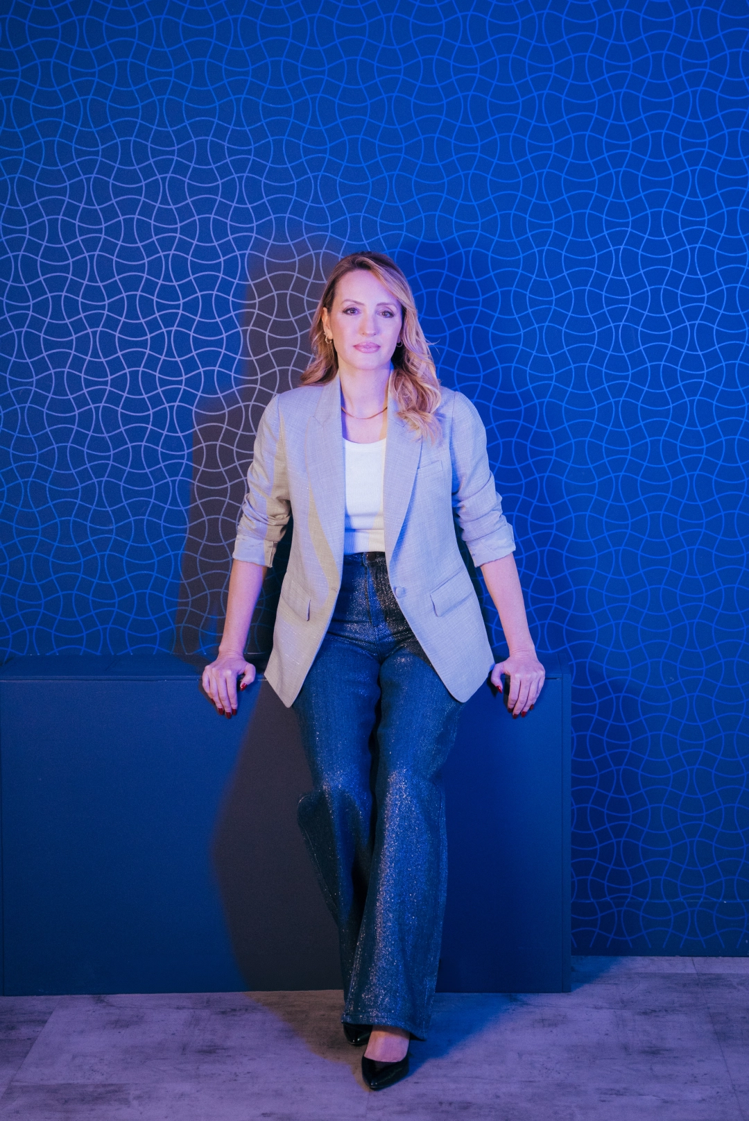 Foto dos de Virginia Calvo con el look uno en una producción de Magas