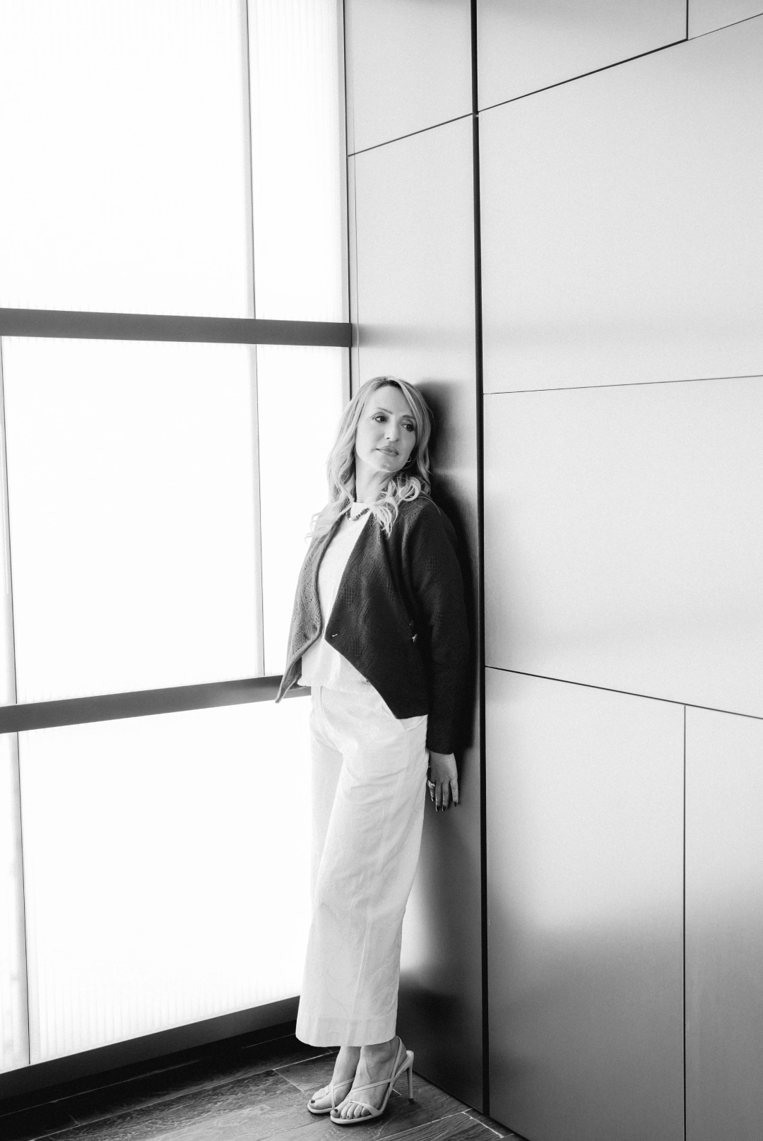 Foto dos de Virginia Calvo con el look dos en una producción de Magas