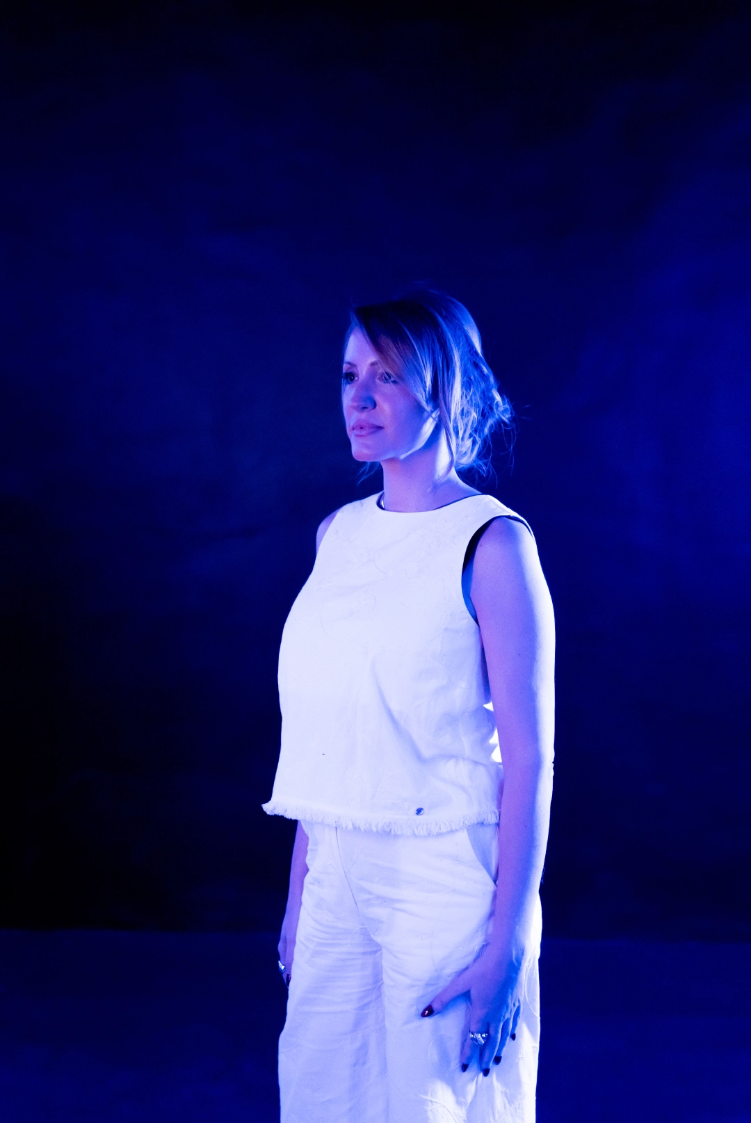 Foto tres de Virginia Calvo con el look dos en una producción de Magas