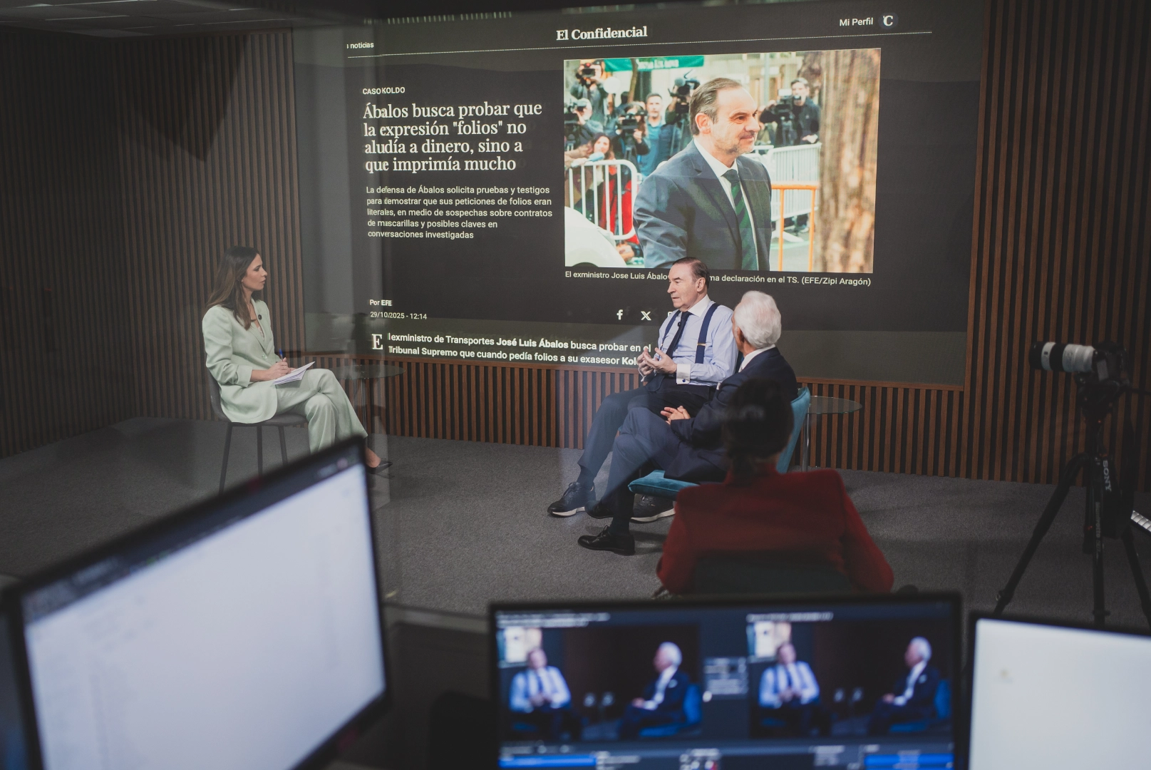 Foto de Ana Núñez-Milara, Pedro J. Ramírez y José Antonio Sánchez en el estudio durante la entrevista
