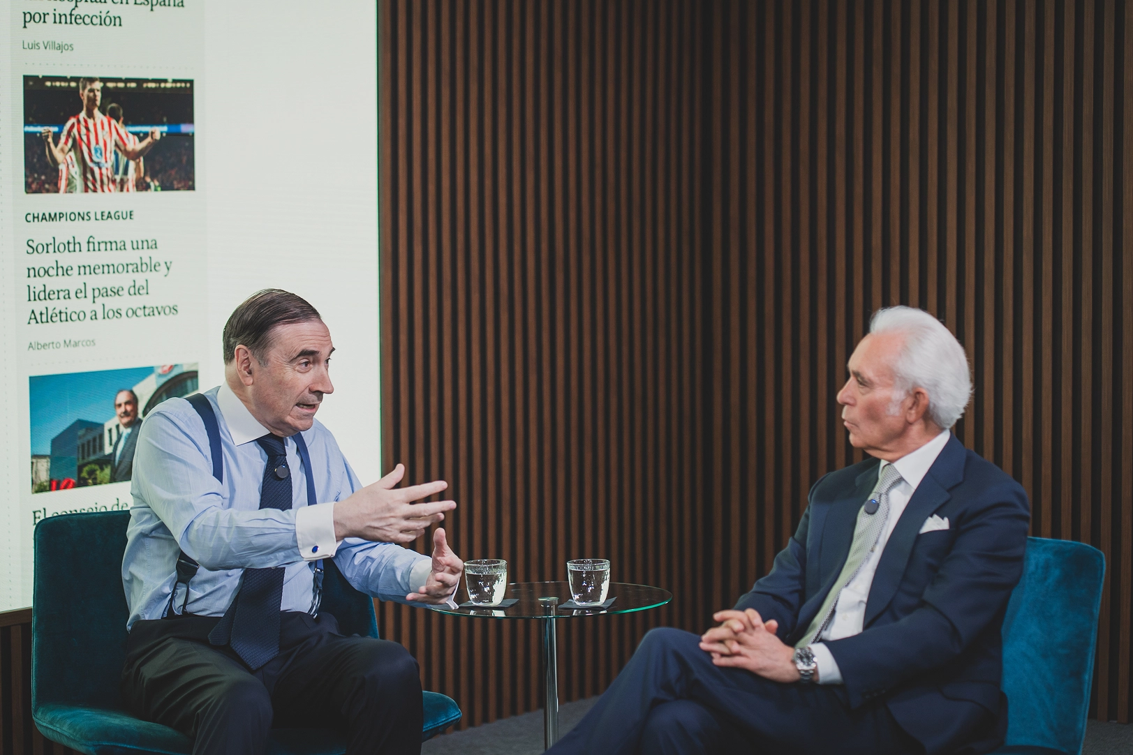 Foto dos de Pedro J. Ramírez y José Antonio Sánchez en el estudio durante la entrevista