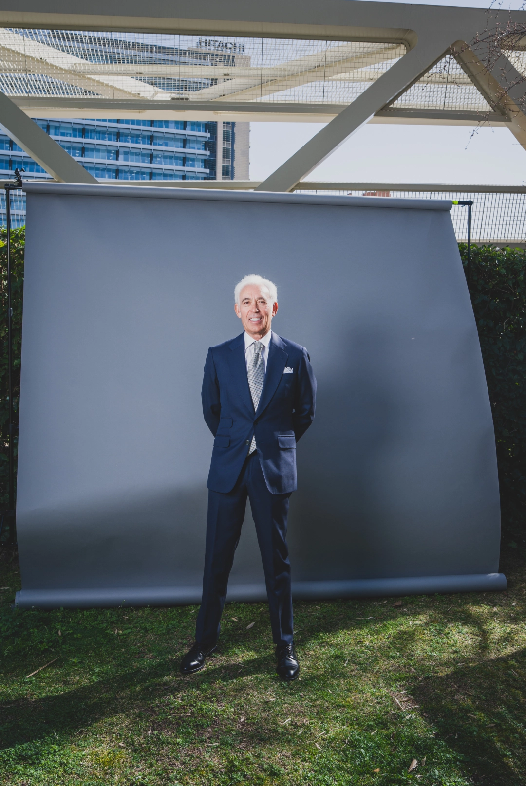 Foto individual de José Antonio Sánchez en el exterior de las oficinas