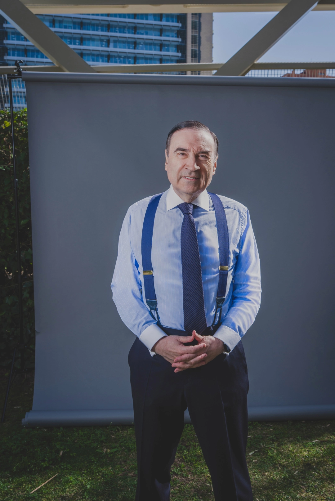 Foto individual de Pedro J. Ramírez en el exterior de las oficinas