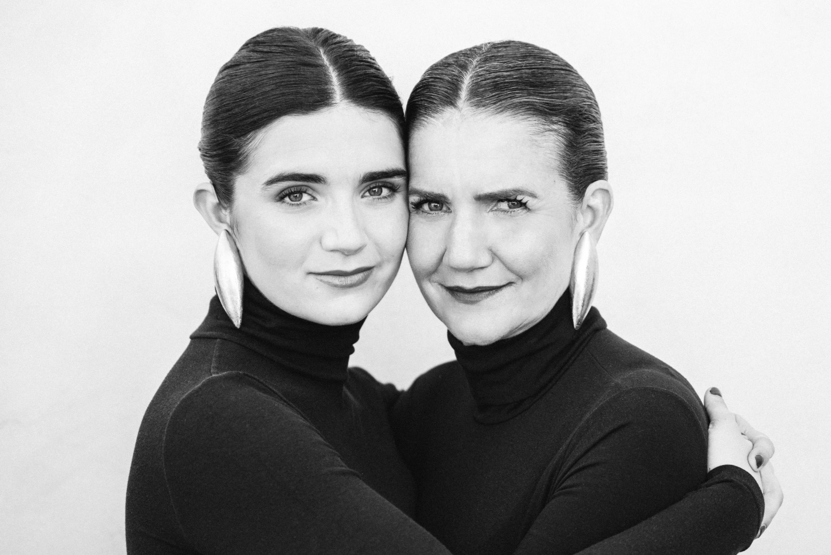 Foto uno de Samantha Vallejo-Nágera y Cloe Aznar Vallejo-Nágera con el look tres