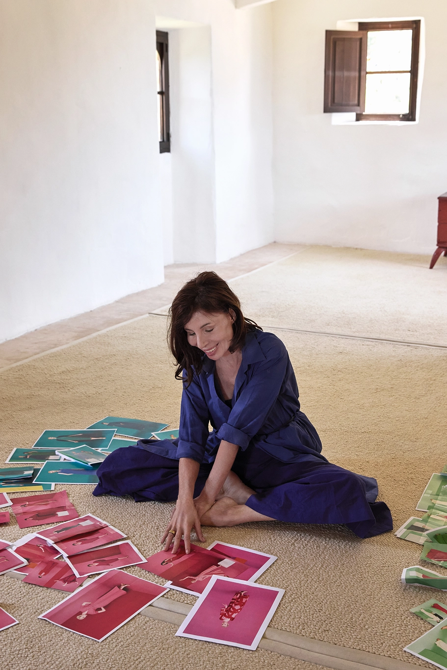 La diseñadora española Sybilla Sorondo con las fotografías de la colección 'Colorterapia'