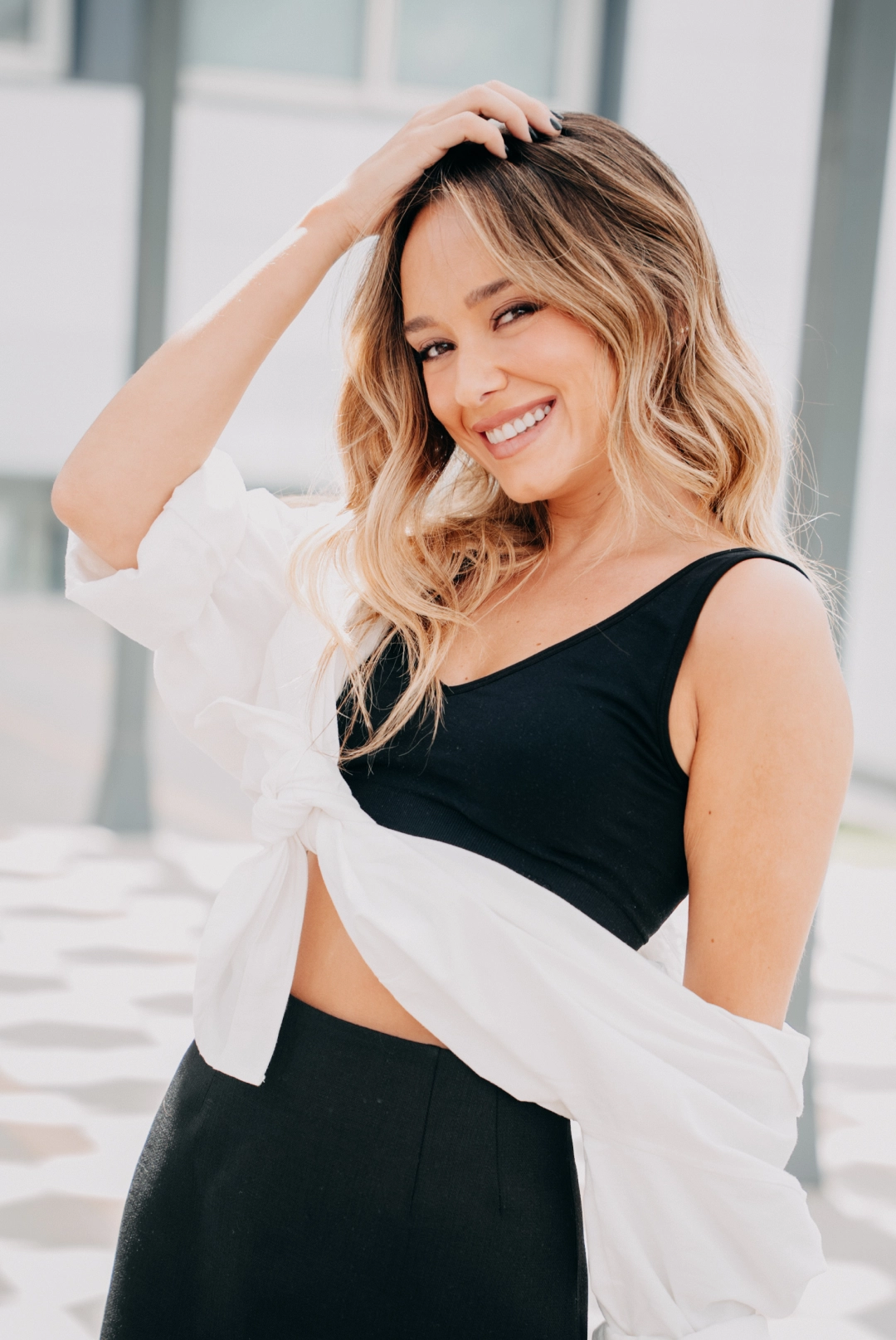 Foto dos de Lucía de la Fuente con el look dos