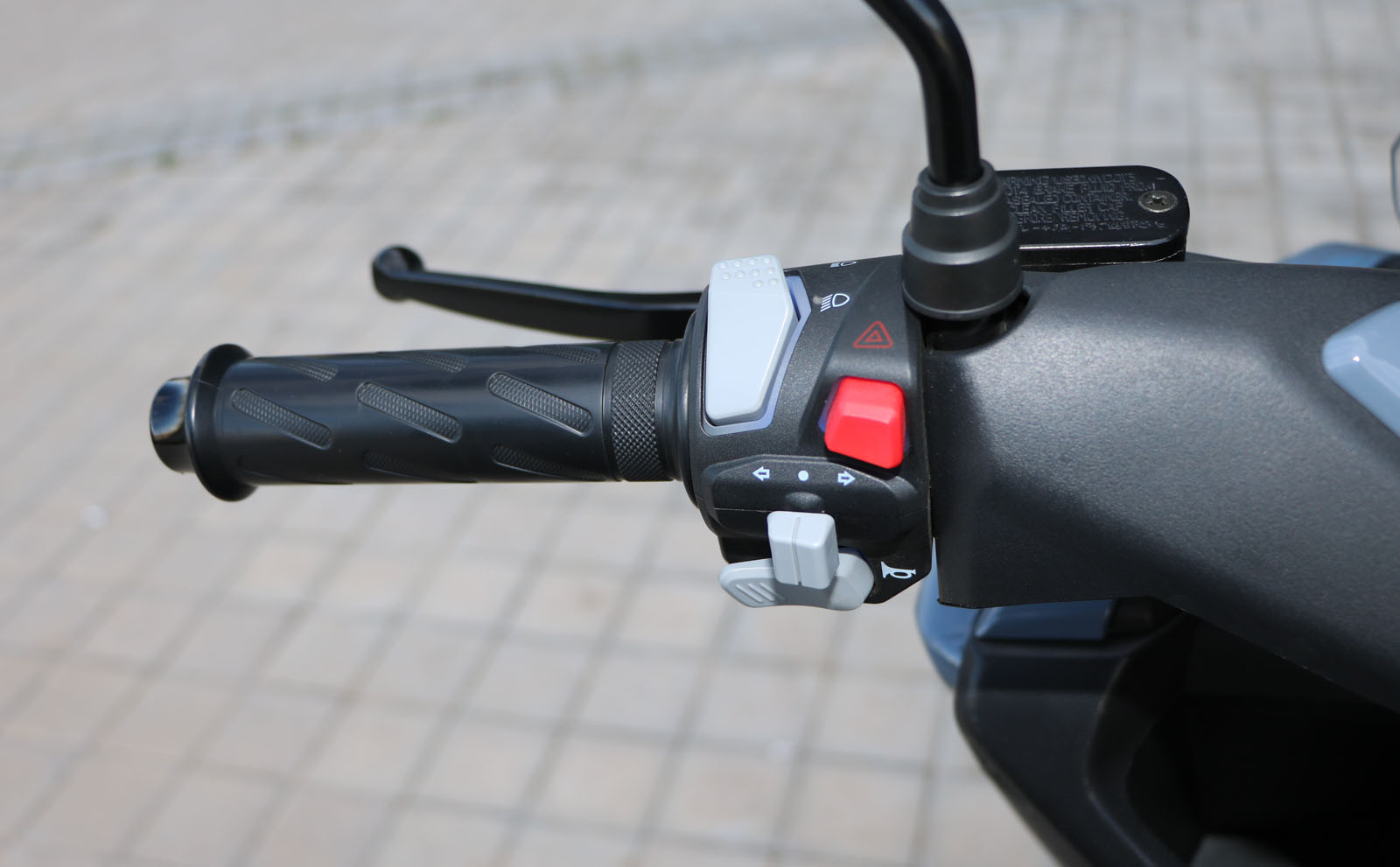 Mano tachando una tarea rápida para la Regla de los Dos Minutos.