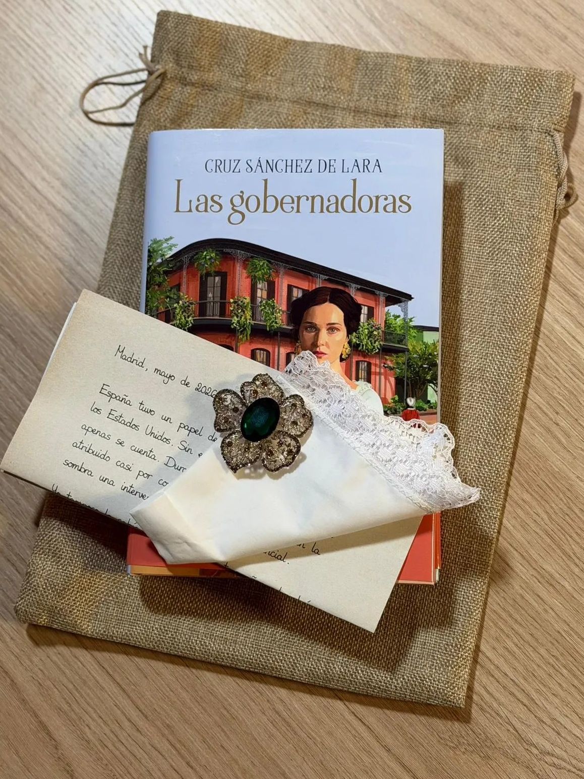 Te presentamos la última oportunidad de conseguir el pack VIP de Las gobernadoras: firmado por Cruz Sánchez de Lara y en un formato único