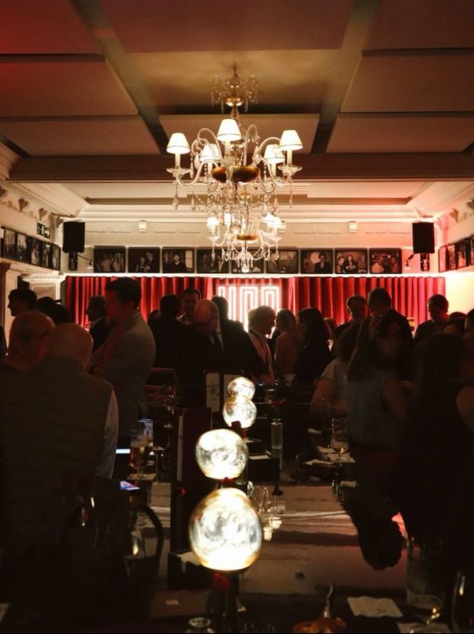 Disfruta de una cena de lujo al ritmo de la mejor música en UMusic Piano Bar Casa Chicote